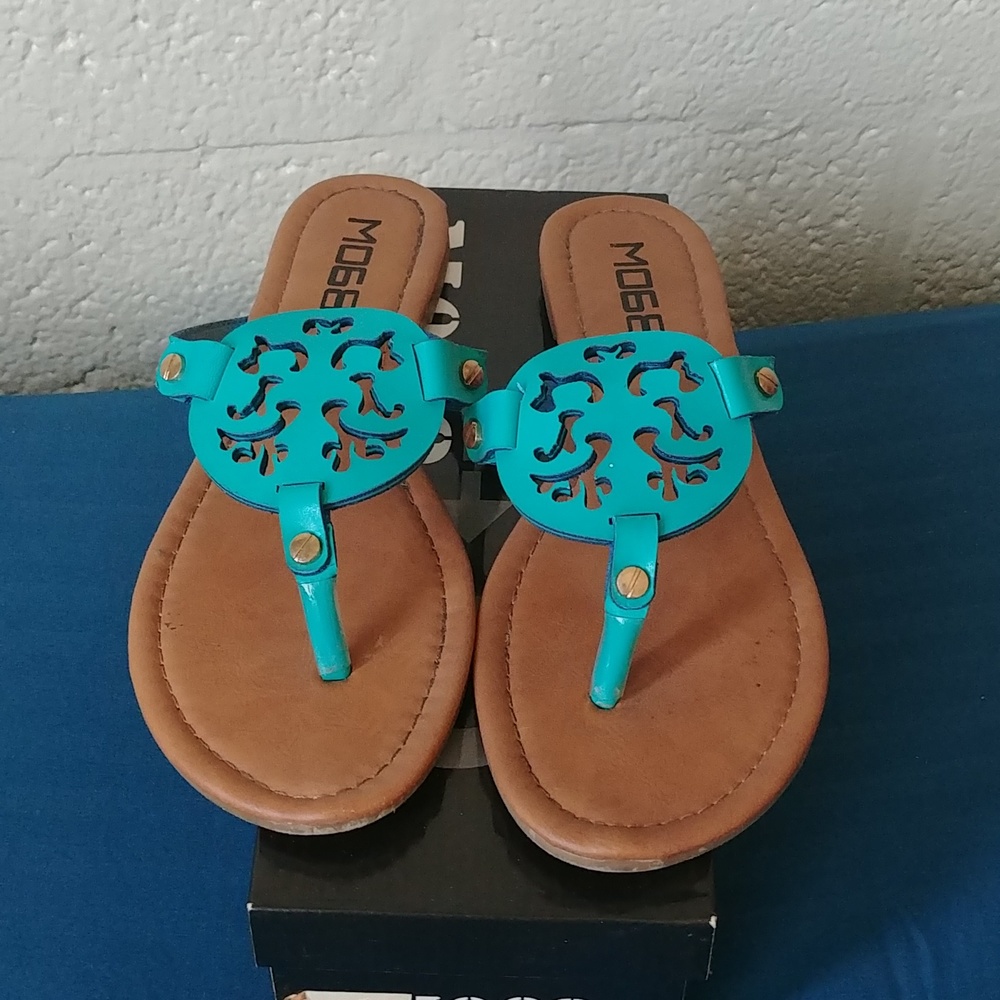 M068 cutout sandals